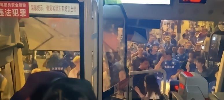 火爆！三镇球迷赛后围堵泰山远征军大巴，齐声要求道歉，有人投掷杂物