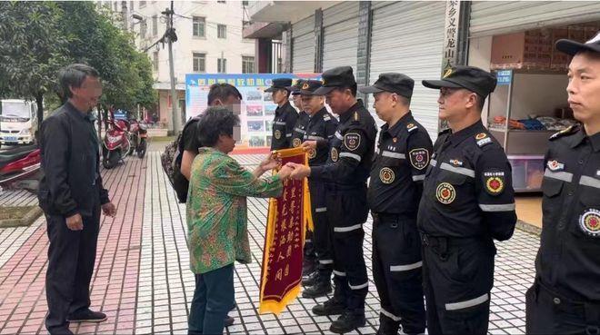 独生儿负气出走近十年后回家:父亲已在自责中离世,要陪母亲过好以后每一天