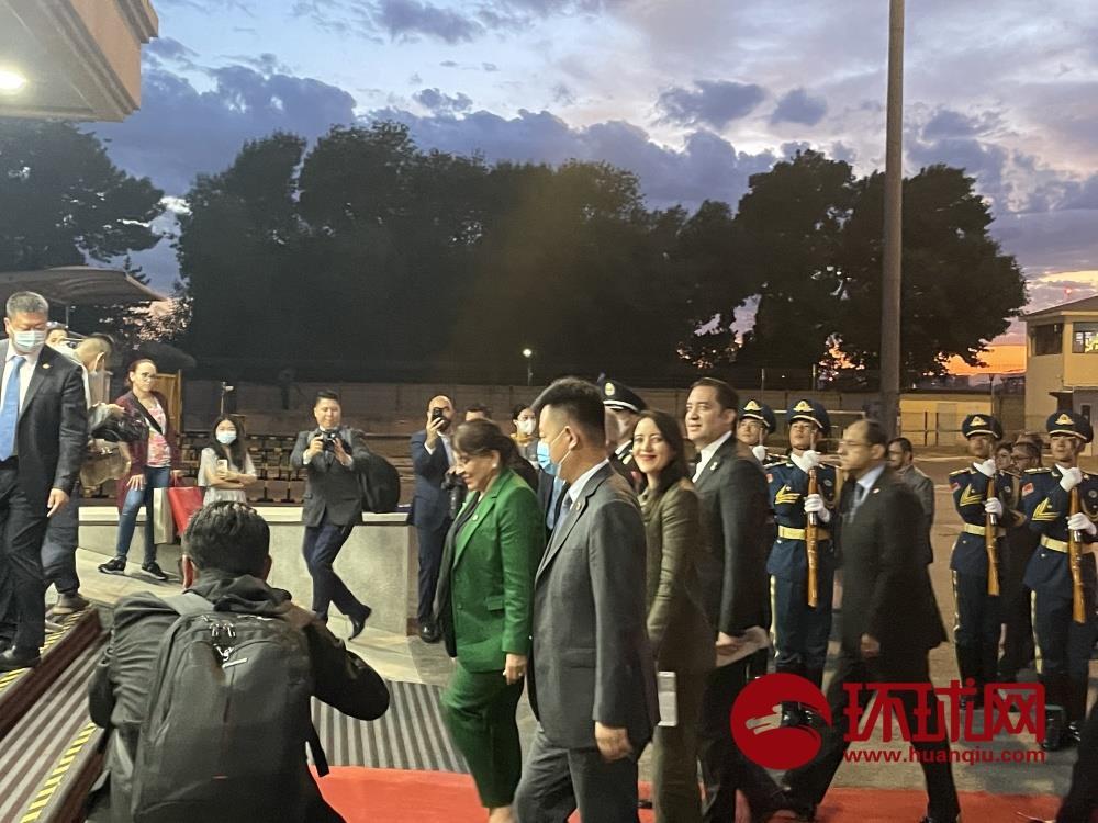 洪都拉斯总统抵达北京