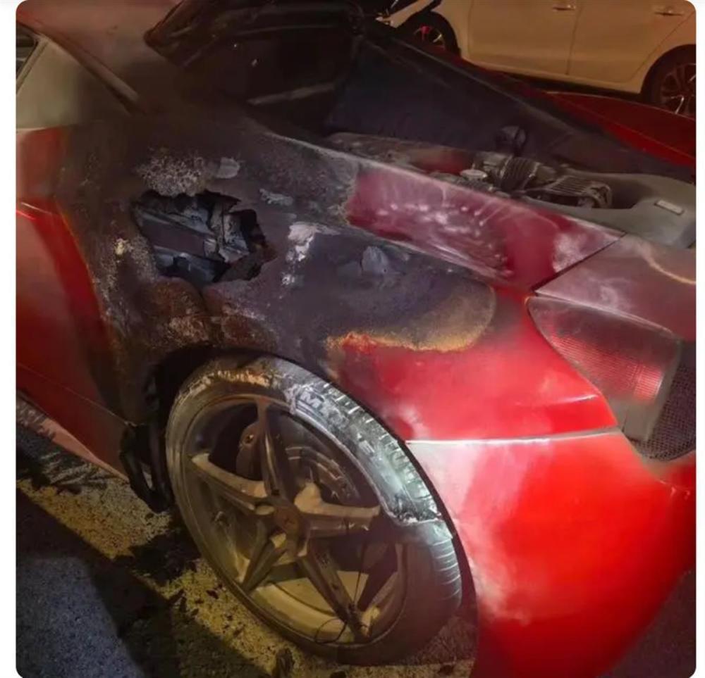 车主开法拉利去宵夜，等红绿灯时车身起火烧出大洞，该款车发售价最高达550万