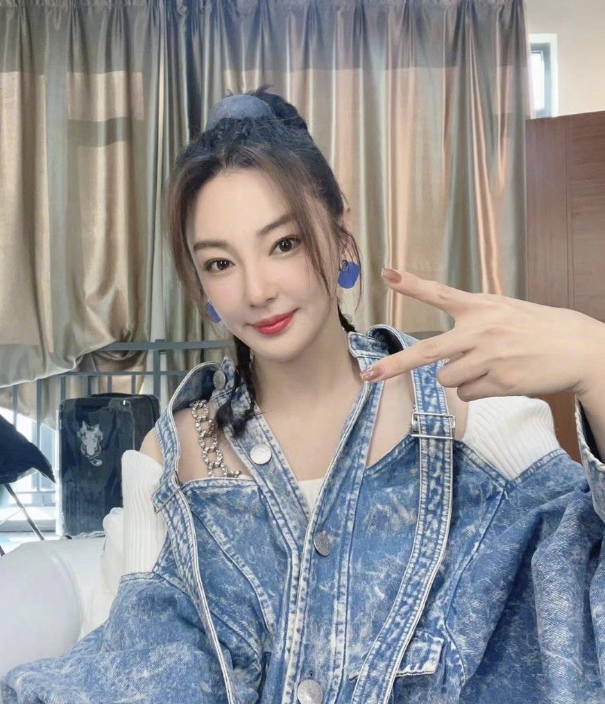 炫富拉仇恨？张雨绮直播言论引争议，自称699元买不了一双袜子