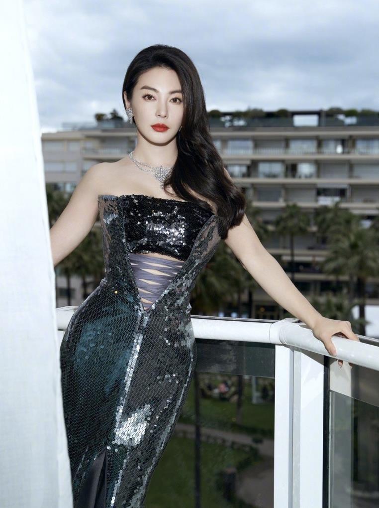 炫富拉仇恨？张雨绮直播言论引争议，自称699元买不了一双袜子