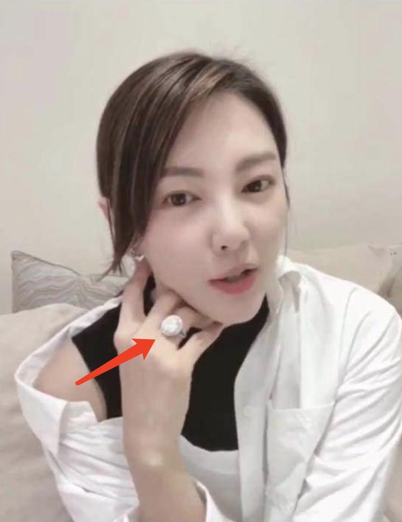 炫富拉仇恨？张雨绮直播言论引争议，自称699元买不了一双袜子