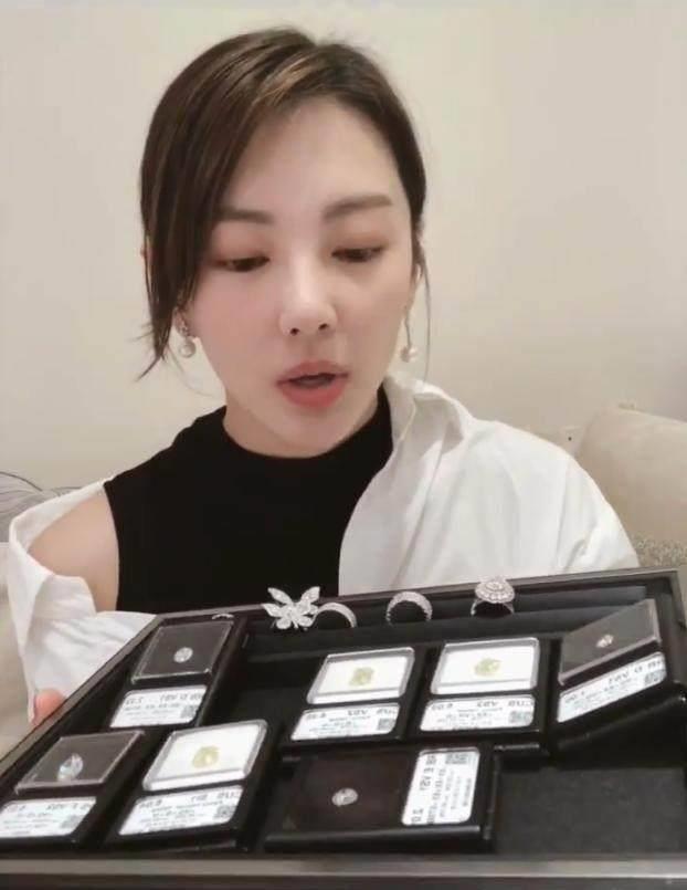 炫富拉仇恨？张雨绮直播言论引争议，自称699元买不了一双袜子