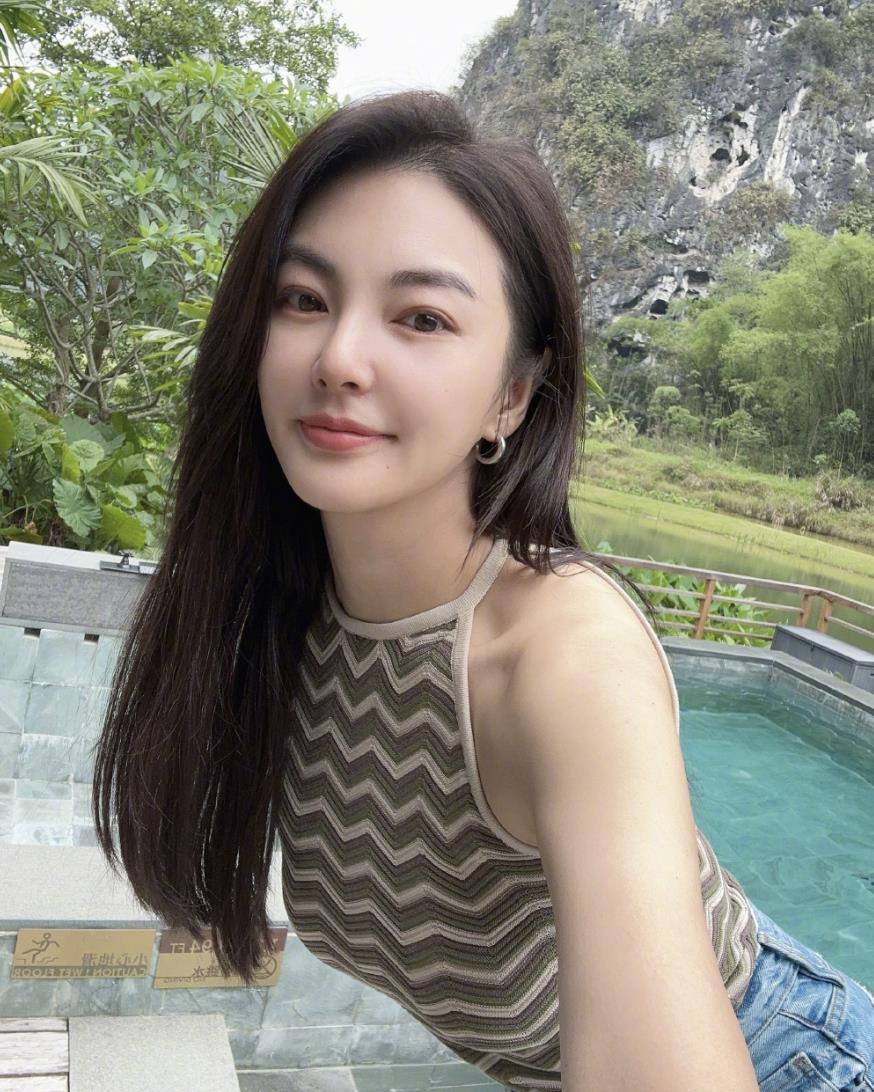 炫富拉仇恨？张雨绮直播言论引争议，自称699元买不了一双袜子