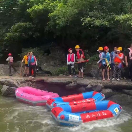 “差点淹死！全程靠自救，根本没人管我们……”湖南一景区漂流船倾翻多人受伤，相关工作人员回应橙柿