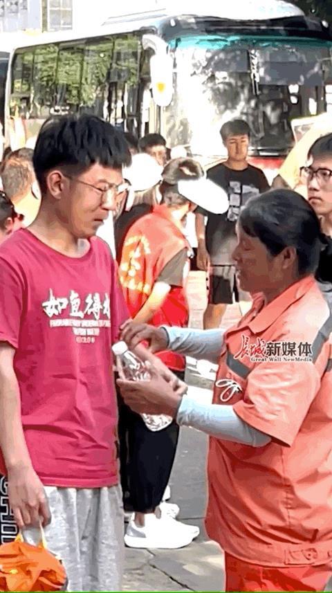 高考场外母子感动全网：妈妈是环卫工人，家中有一面奖状墙