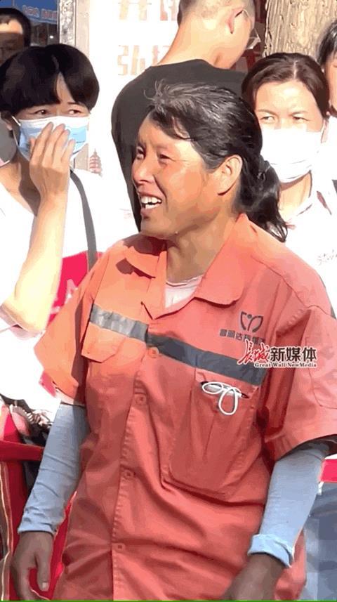 高考场外母子感动全网：妈妈是环卫工人，家中有一面奖状墙