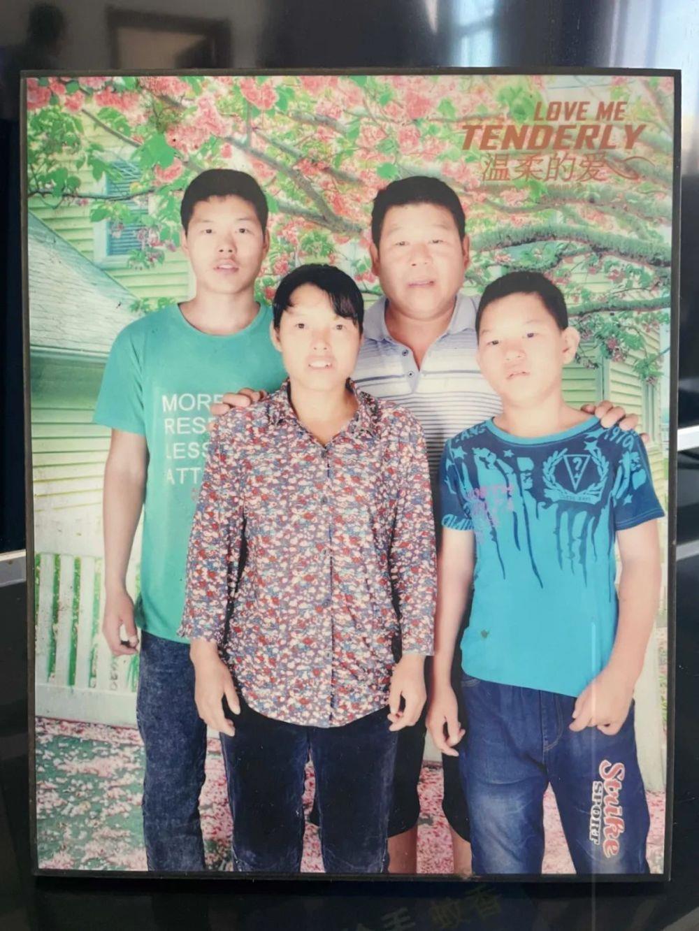 高考场外母子感动全网：妈妈是环卫工人，家中有一面奖状墙