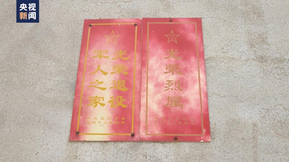 高考场外母子感动全网：妈妈是环卫工人，家中有一面奖状墙