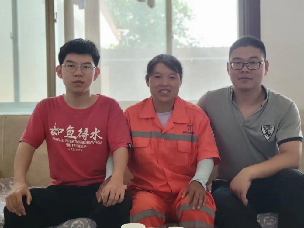 高考场外母子感动全网：妈妈是环卫工人，家中有一面奖状墙