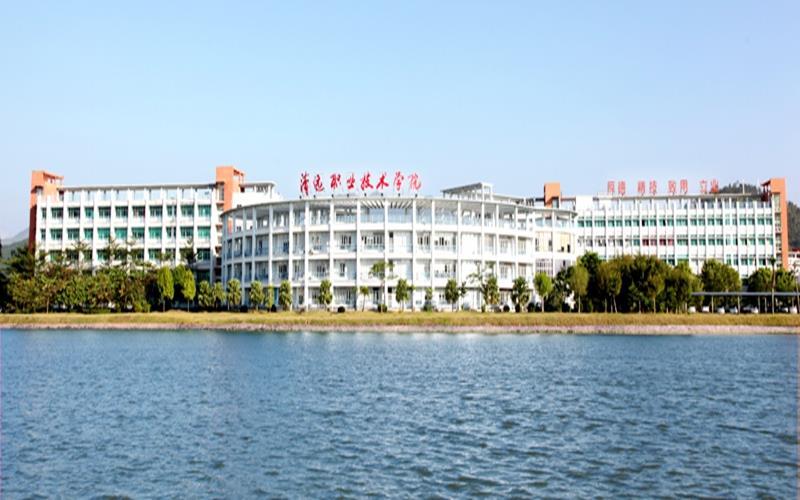学院大楼全景