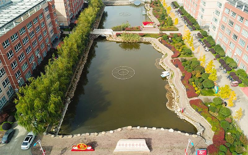航拍校园湖景