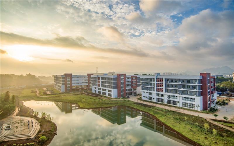 夕阳下的柳州铁道职业技术学院