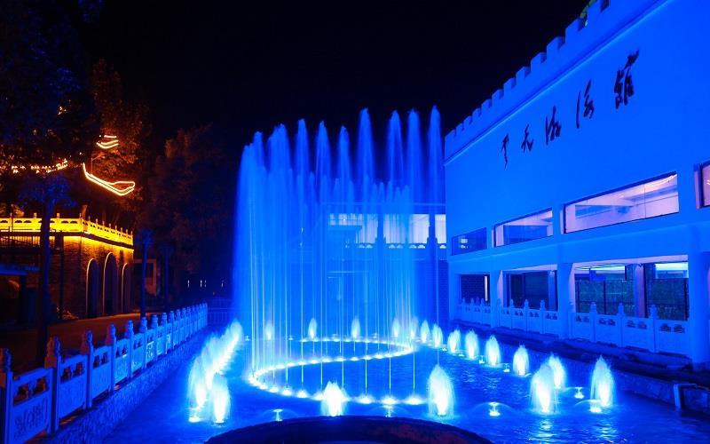 云天游泳馆夜景