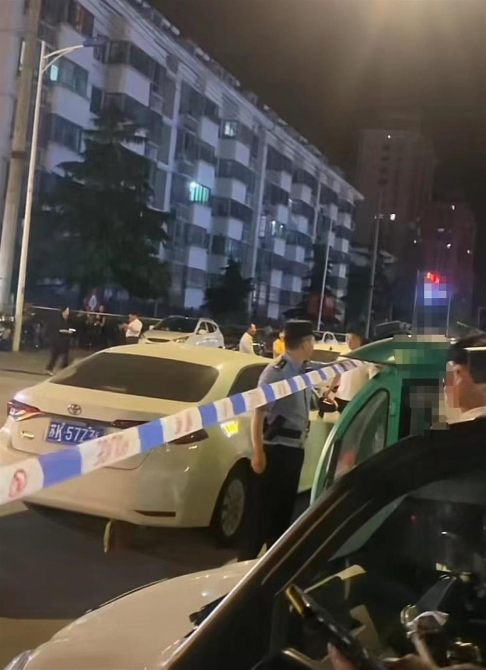 江苏扬州一车辆疑似连续冲撞多人，警方：已控制肇事者