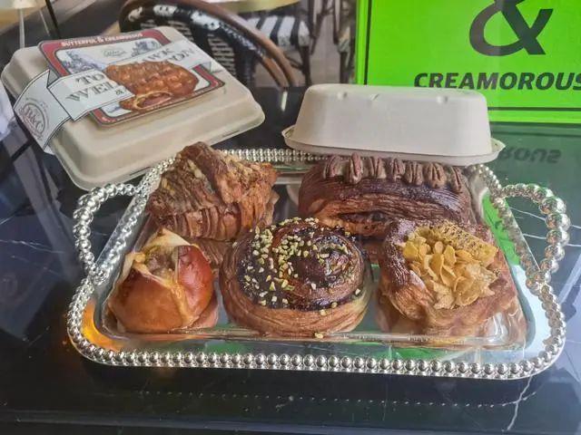 看懵!市民烈日排队5小时,有人花上百差价,只为尝到网红面包!消保委暗访“插队”都买不到……