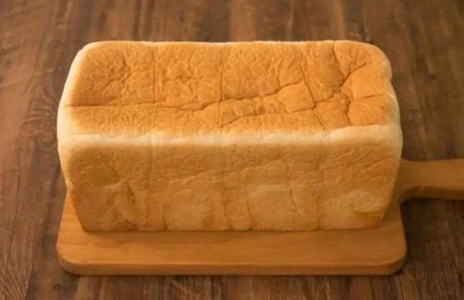 看懵!市民烈日排队5小时,有人花上百差价,只为尝到网红面包!消保委暗访“插队”都买不到……