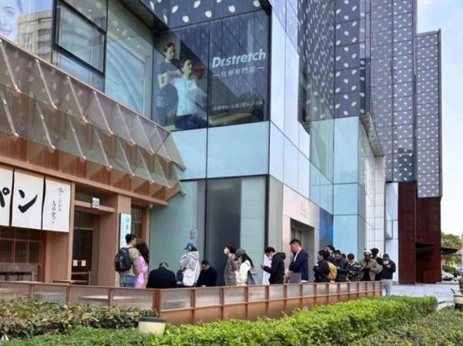 看懵!市民烈日排队5小时,有人花上百差价,只为尝到网红面包!消保委暗访“插队”都买不到……