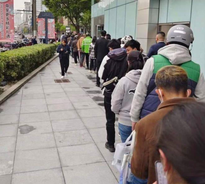 看懵!市民烈日排队5小时,有人花上百差价,只为尝到网红面包!消保委暗访“插队”都买不到……