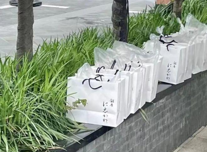 看懵!市民烈日排队5小时,有人花上百差价,只为尝到网红面包!消保委暗访“插队”都买不到……