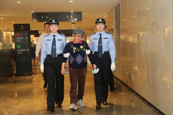 70岁的她回国投案,曾和丈夫一同敛财,案发后独自外逃