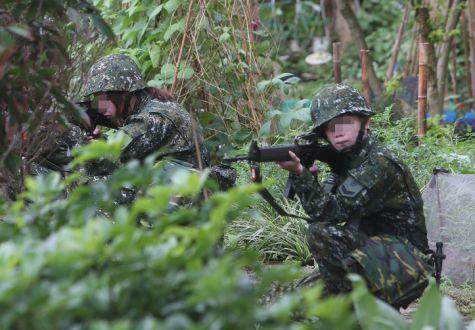 台军公布“全民防务应变手册”，内容含解放军军服识别，岛内网友嘲讽
