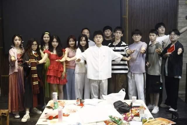 “上四休三”的老板后悔了，打工人的幻想破灭了