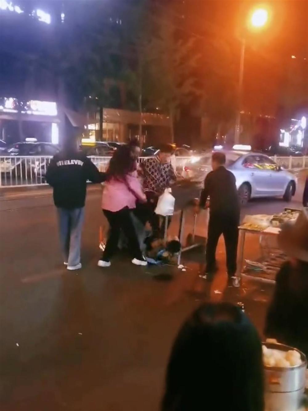 大连一烧烤摊多人围殴一男子,还脚踹其头部,官方:打人者已被警方控制