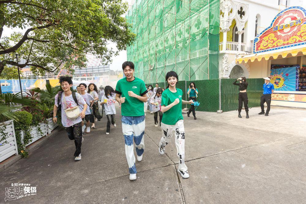 《透明侠侣》路演 “皓史成双”助阵高考毕业生