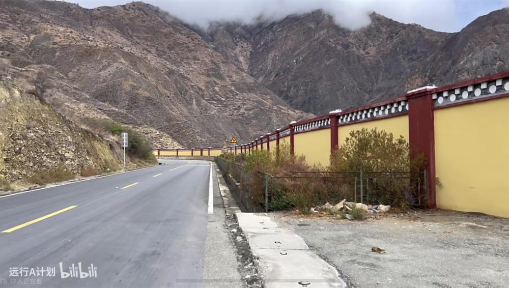 网友质疑梅里雪山景区国道旁修围墙，在观景平台付费才可赏景 文旅局：未来或取消围挡