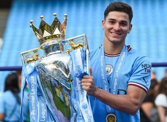 三冠王来啦！阿尔瓦雷斯抵达北京 与梅西联手 阿根廷全员到齐