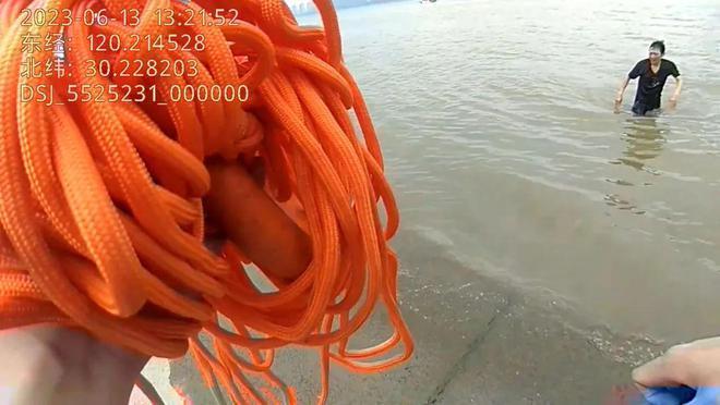 十余米高桥跳下救人小哥:当时真的有点怂