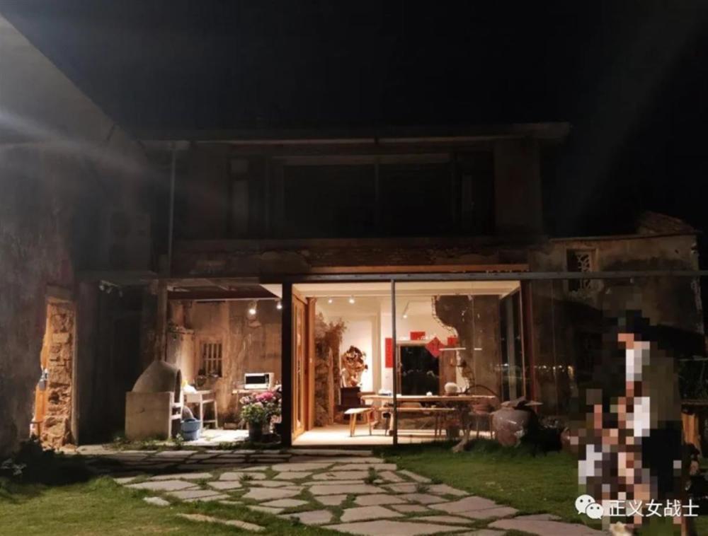 福建东山岛民宿老板深夜入室对女游客亲手摸腿被拘8日，当地村委会：已终止与其合作