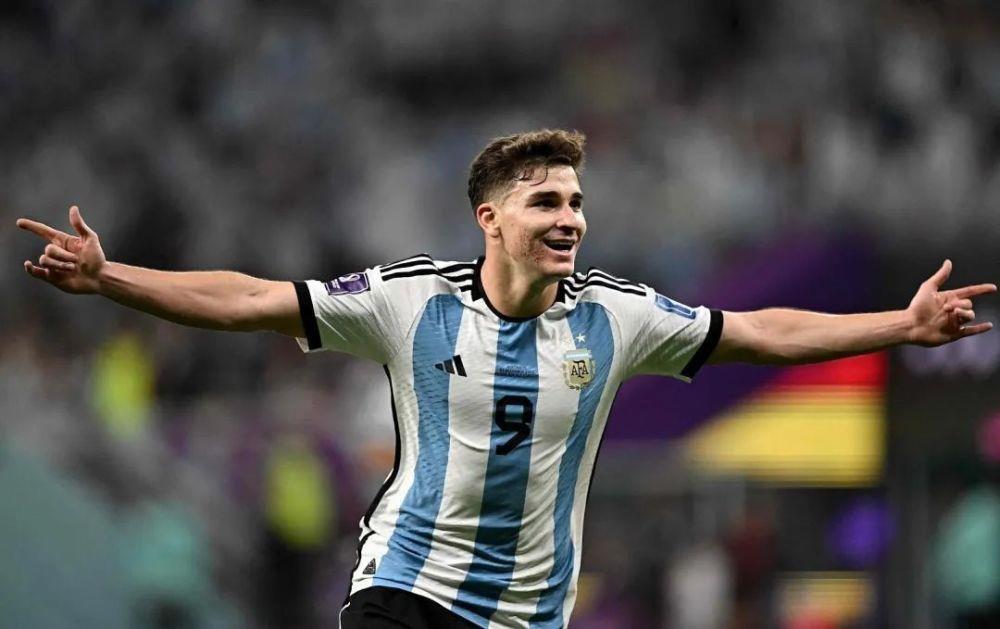 阿根廷首发曝光:全主力出战,梅西领衔超强三叉戟,只剩一个疑问