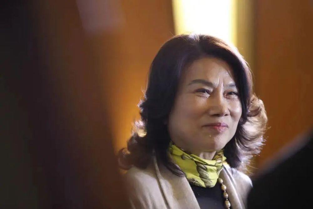 董明珠在直播间里挖呀挖呀挖