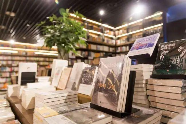 新华书店真的不差钱：明明很多顾客“只看不买”，营收仍有上千亿