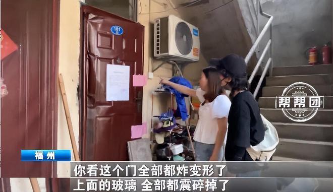 全身包满纱布的父亲躺在ICU里，用嘴型告诉女儿：先救妈妈！