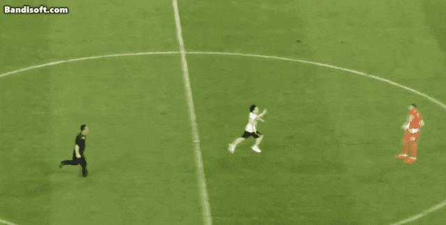 81秒进球，梅西再创个人纪录！一球迷冲入场内不停飞奔，拥抱梅西，与马丁内斯击掌