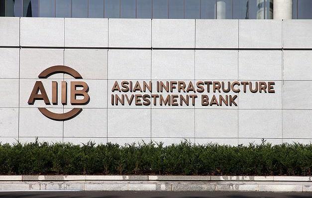 社评：这名加籍员工的被害妄想症源自哪里