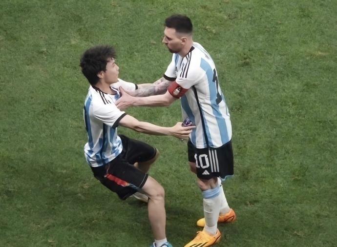 两极分化！球迷闯场抱梅西：犯错但很帅VS越界行为不该被吹捧