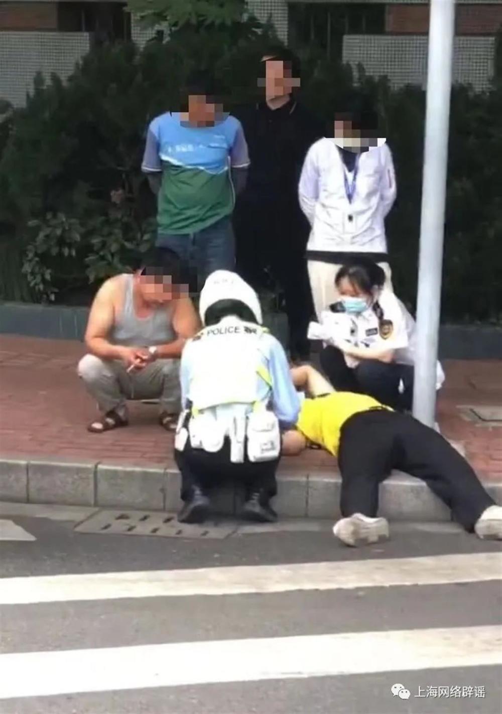 上海一外卖骑手被交警追车后发生车祸致死？上海警方：谣言！实为交警救助受伤骑手