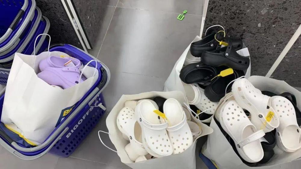 洞洞鞋：“丑”，但一年狂赚40亿