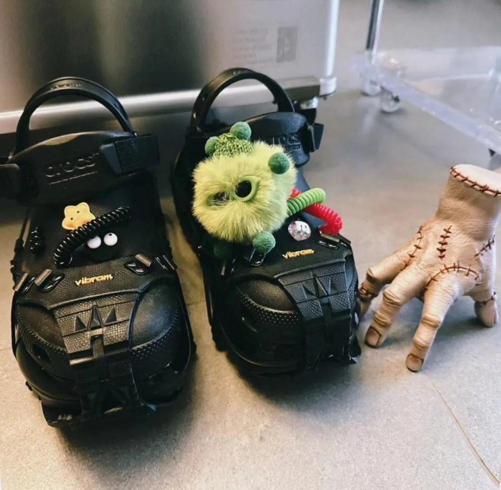 洞洞鞋：“丑”，但一年狂赚40亿