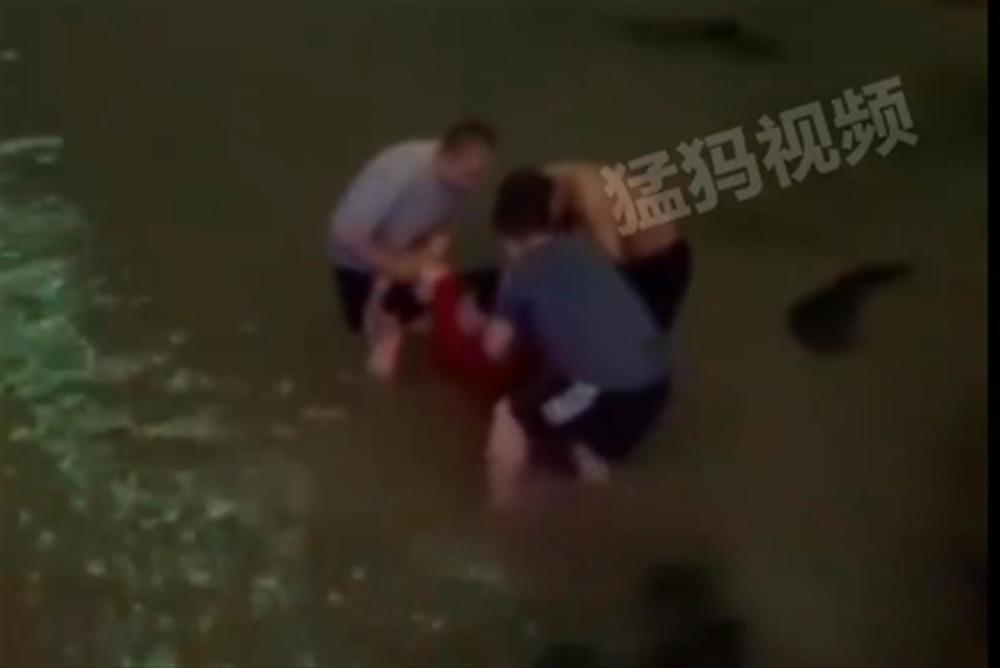 又现跳桥英雄！一中学老师从10多米高桥上一跃救起轻生女，10年前其学生为救落水者牺牲