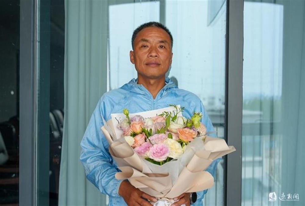 又现跳桥英雄！一中学老师从10多米高桥上一跃救起轻生女，10年前其学生为救落水者牺牲