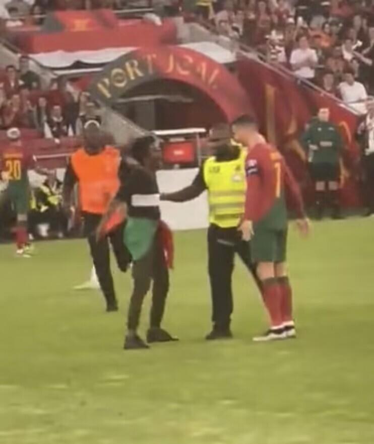 还原球迷冲场全过程：跪拜C罗举高高 一起做SIU 遭偶像摸头杀