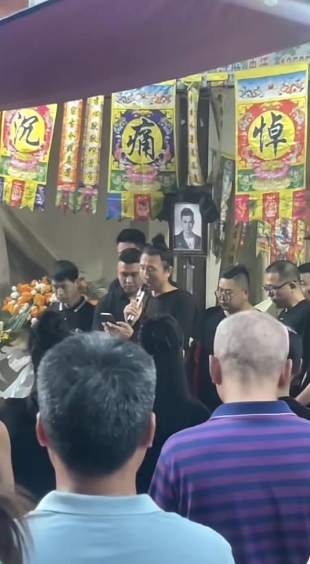 张恒远举办追悼会，毕夏崩溃大哭路都走不稳，被人搀扶着惹人心疼