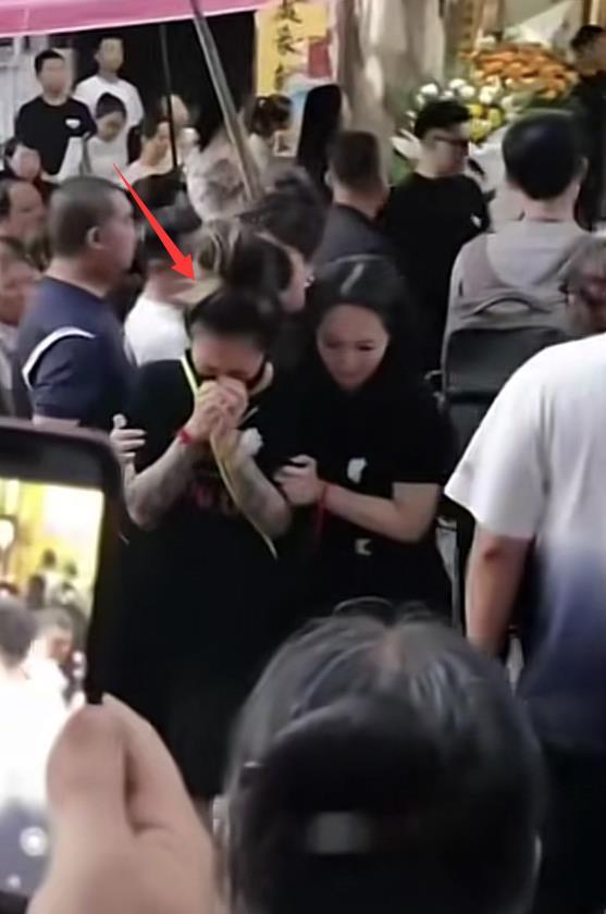 张恒远举办追悼会，毕夏崩溃大哭路都走不稳，被人搀扶着惹人心疼