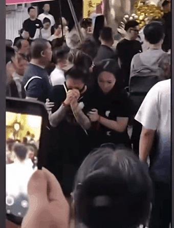 张恒远举办追悼会，毕夏崩溃大哭路都走不稳，被人搀扶着惹人心疼